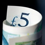 Svarai netenka trijų metų aukštumos: GBP/USD smunka 0,7 % iki 1,3450 dolerio