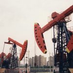 Naftos milžinių pažadai ir realybė: menkos investicijos į žaliąją energetiką ir kainų svyravimai